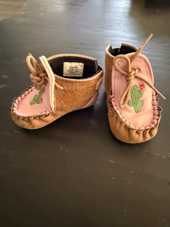 Old West Baby Pink Cactus Moccasin Booties - Picture 2 of 6